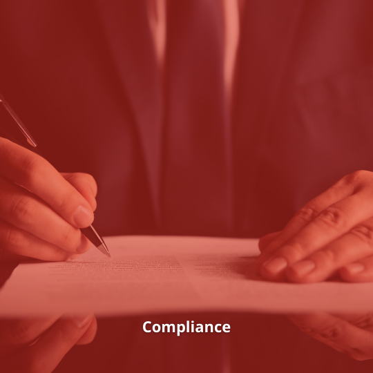 Persona firmando documentos legales relacionados con compliance y reputación digital